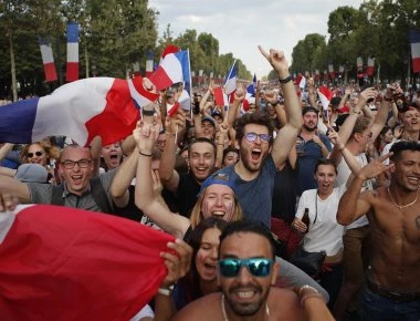 «Κάηκαν» τα Ηλύσια Πεδία: Eκατομμύρια Γάλλοι γιόρτασαν το 2ο Παγκόσμιο Πρωτάθλημα - Επεισόδια τη νύχτα (βίντεο)